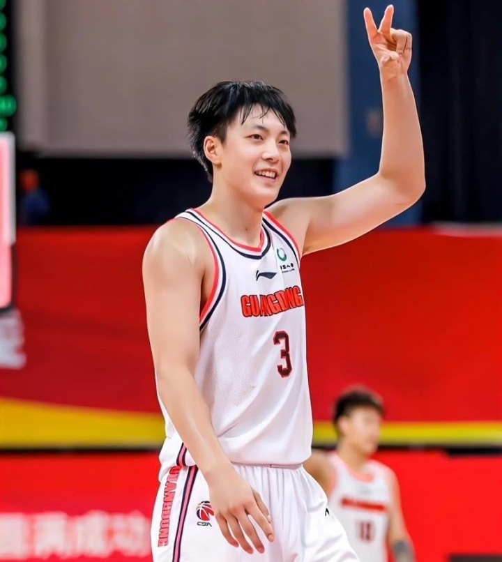 年轻球员崭露头角，CBA比赛风起云涌的简单介绍