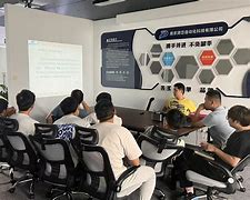 包含巴斯蒂亚正在进行团队培训，为取得佳绩不懈努力的词条