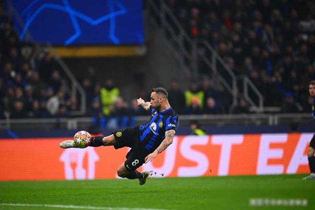 国米前锋进球,助球队赢得关键胜利 国米前锋进球,助球队赢得关键胜利