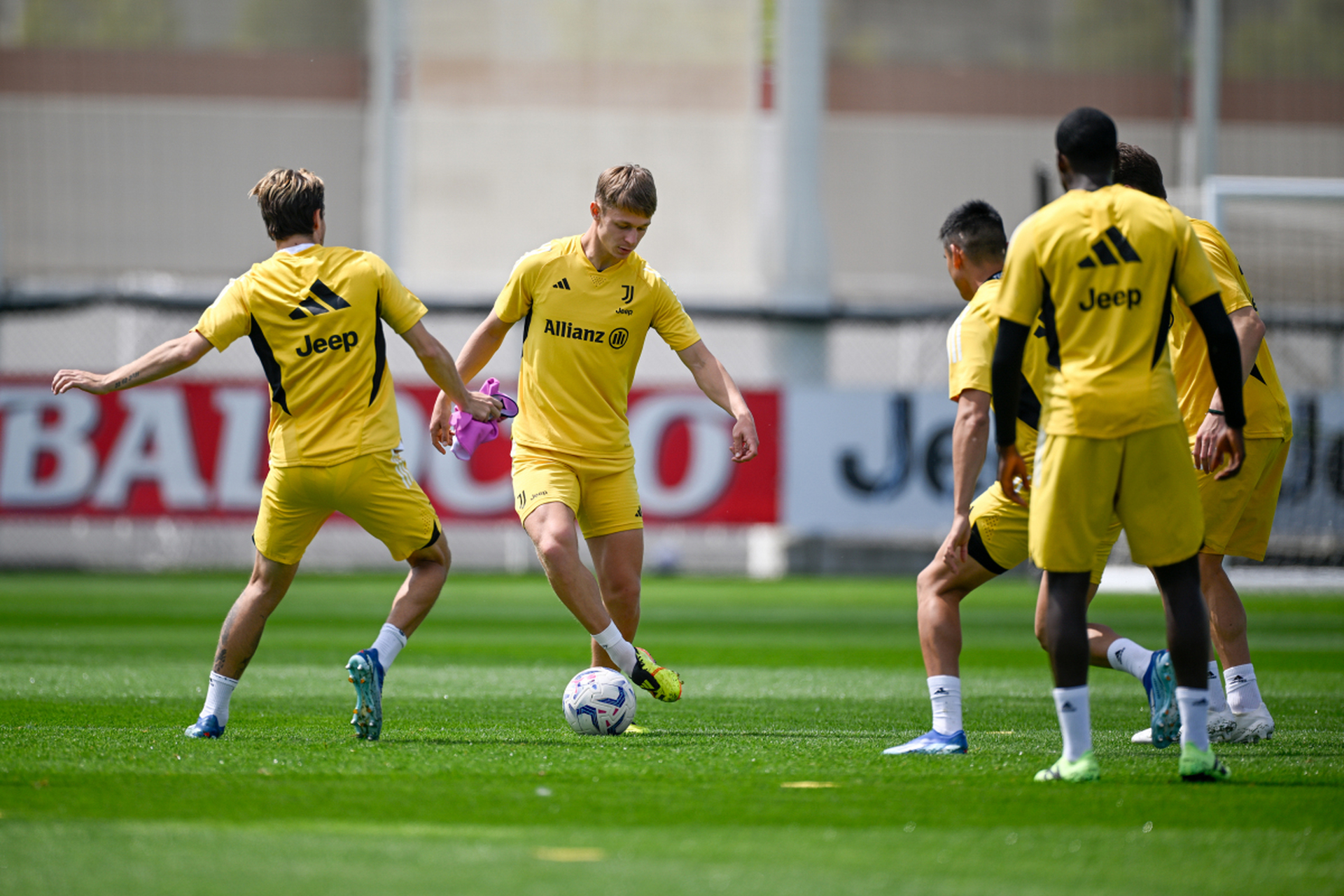 包含尤文图斯客场战平博洛尼亚，实力较劲的词条