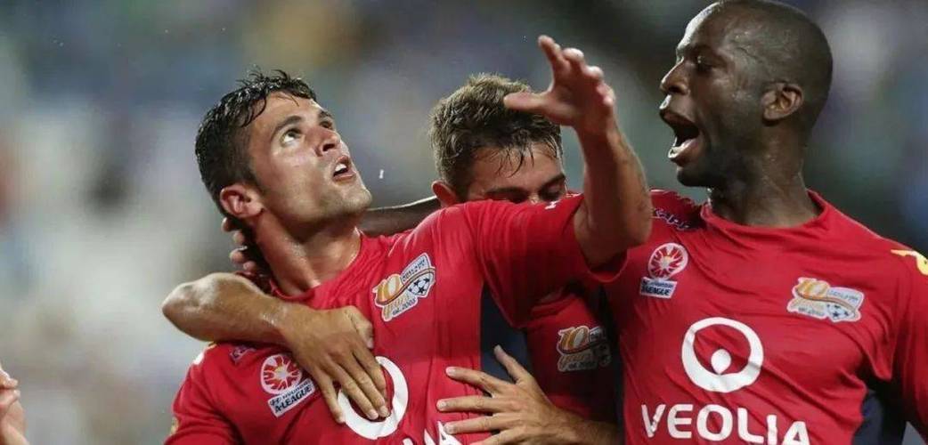 球队前锋获奖无数,成为焦点人物 球队前锋获奖无数,成为焦点人物