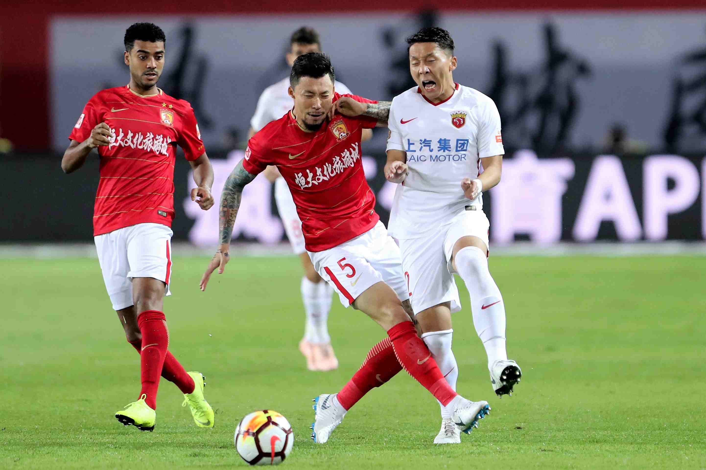 爱游戏官方入口-包含上港客场狭胜，坚守领先位置不动摇的词条