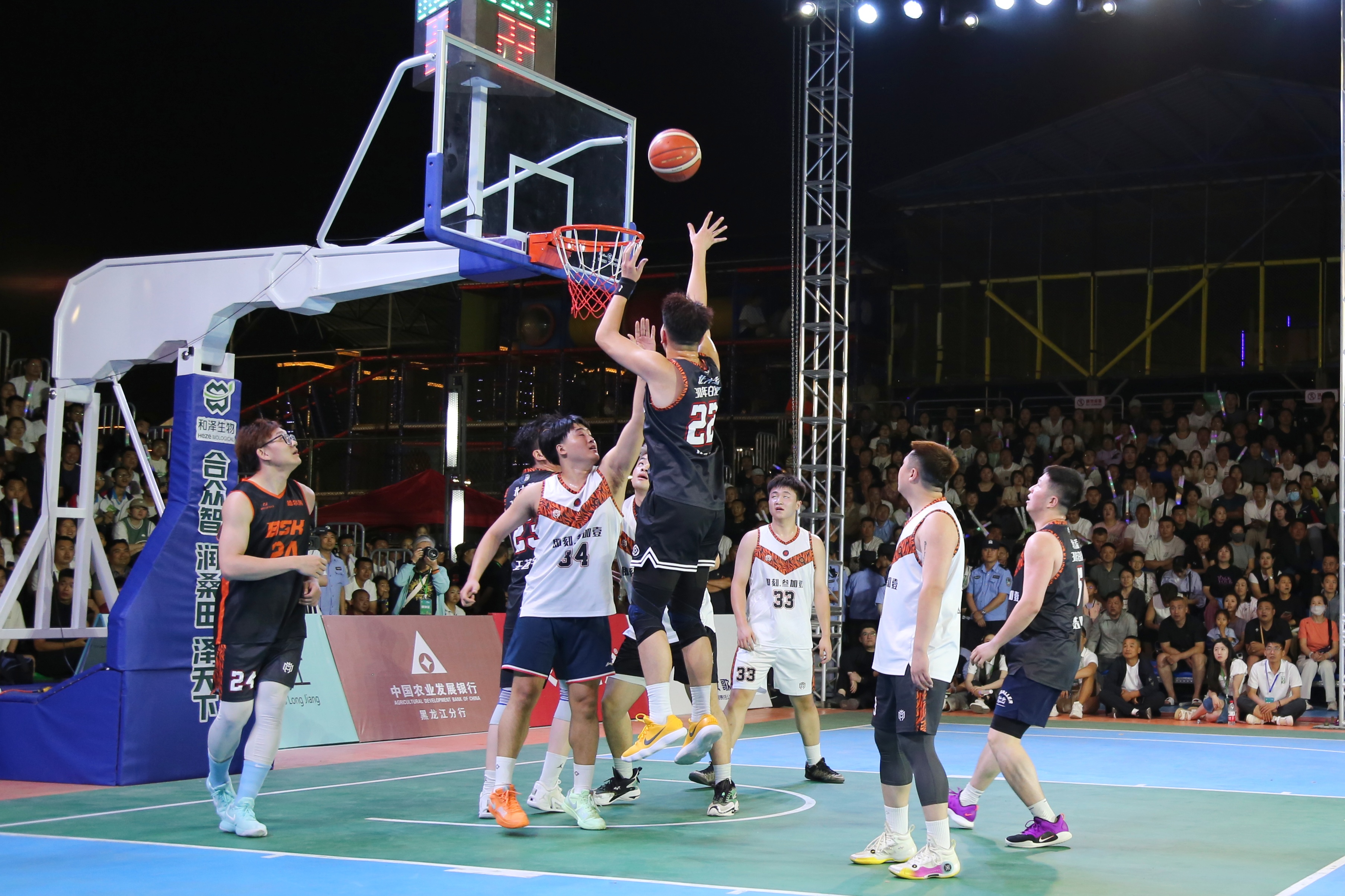 篮球职业赛场上的精彩瞬间即将呈现