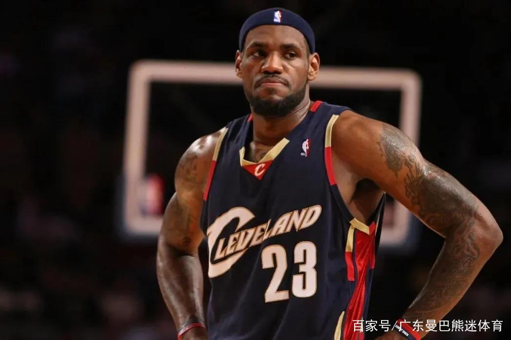 篮球比赛中一名前锋球员突破个人得分记录