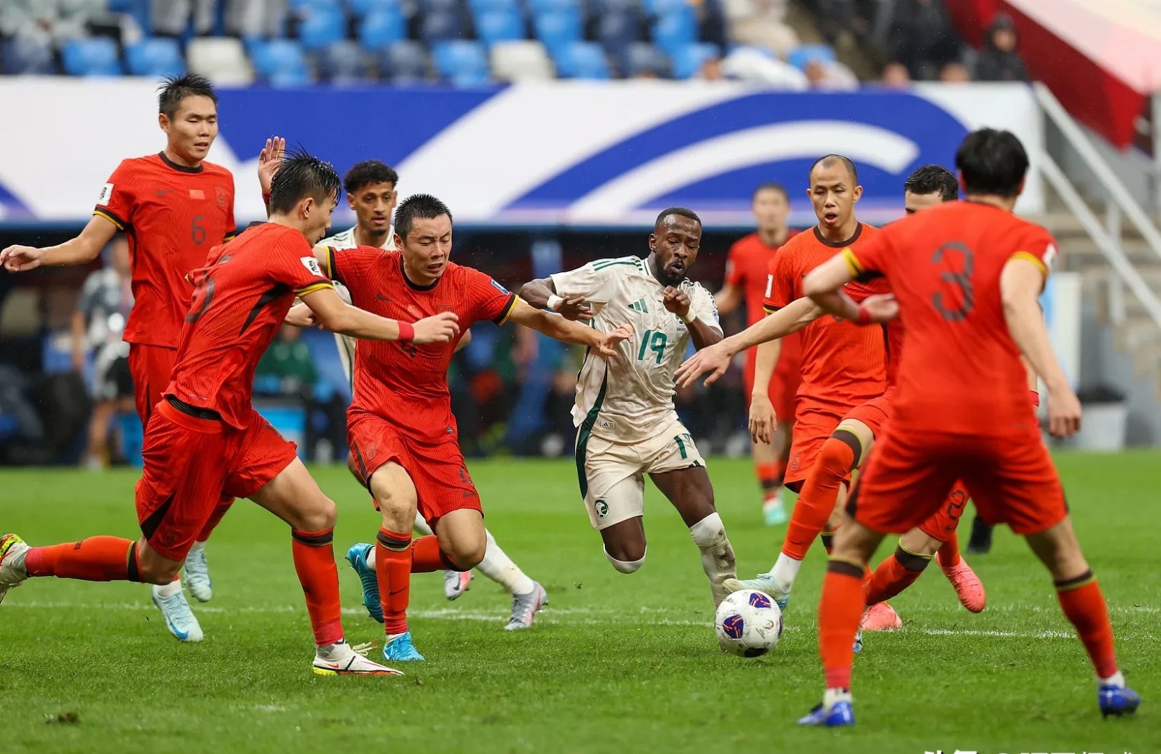 世界足坛巨头争夺胜利，战况激烈！的简单介绍