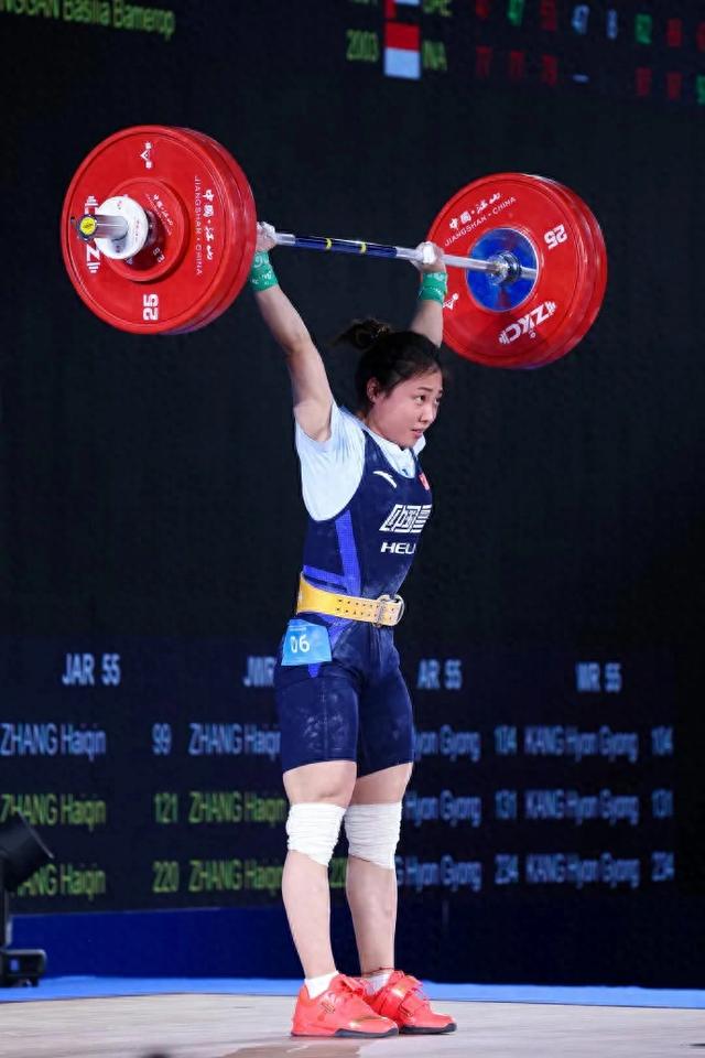 泰国举重选手表现神勇,收获金银牌! 泰国举重选手表现神勇,收获金银牌!