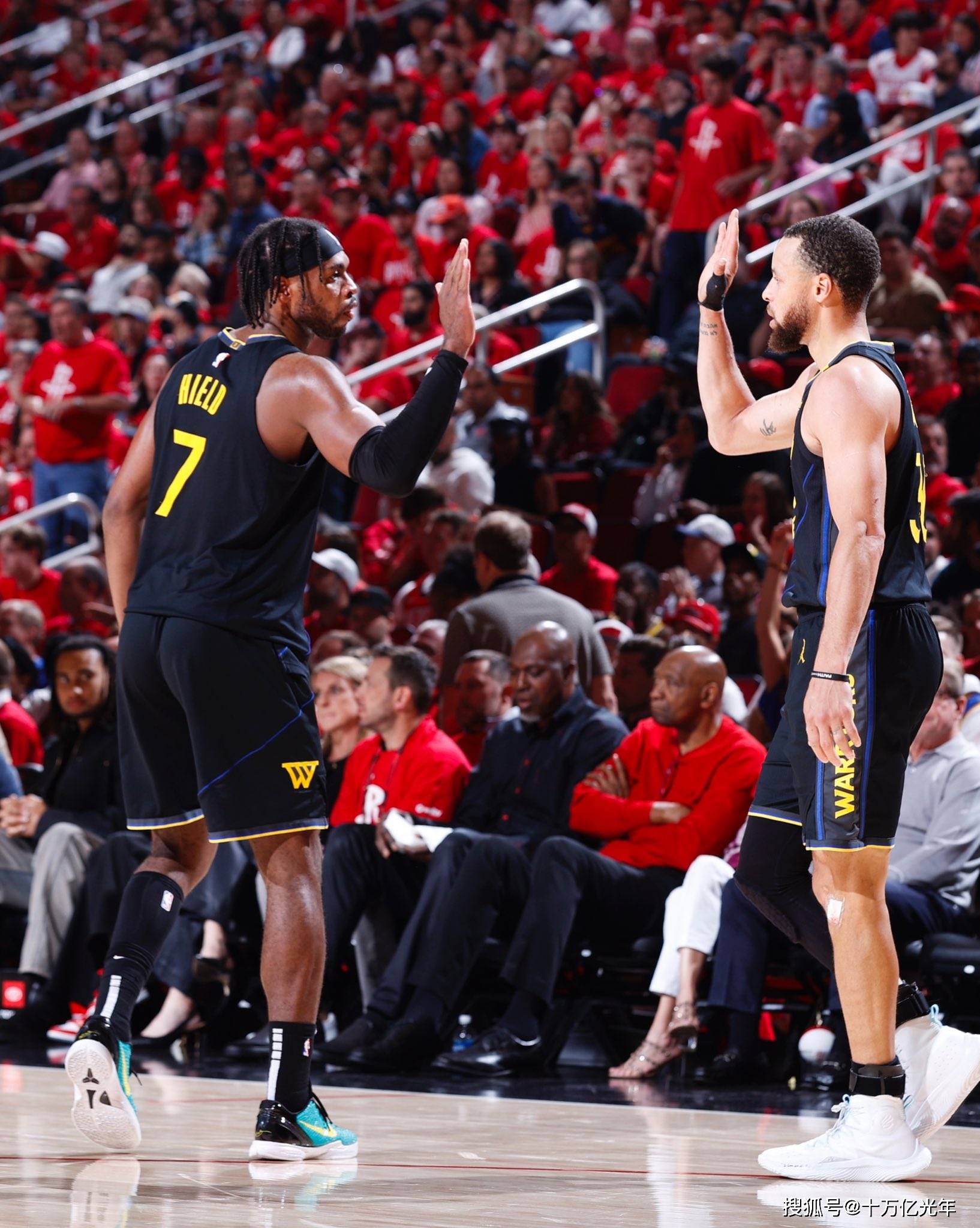 勇士队横扫火箭队,晋级西部半决赛 勇士队横扫火箭队,晋级西部半决赛