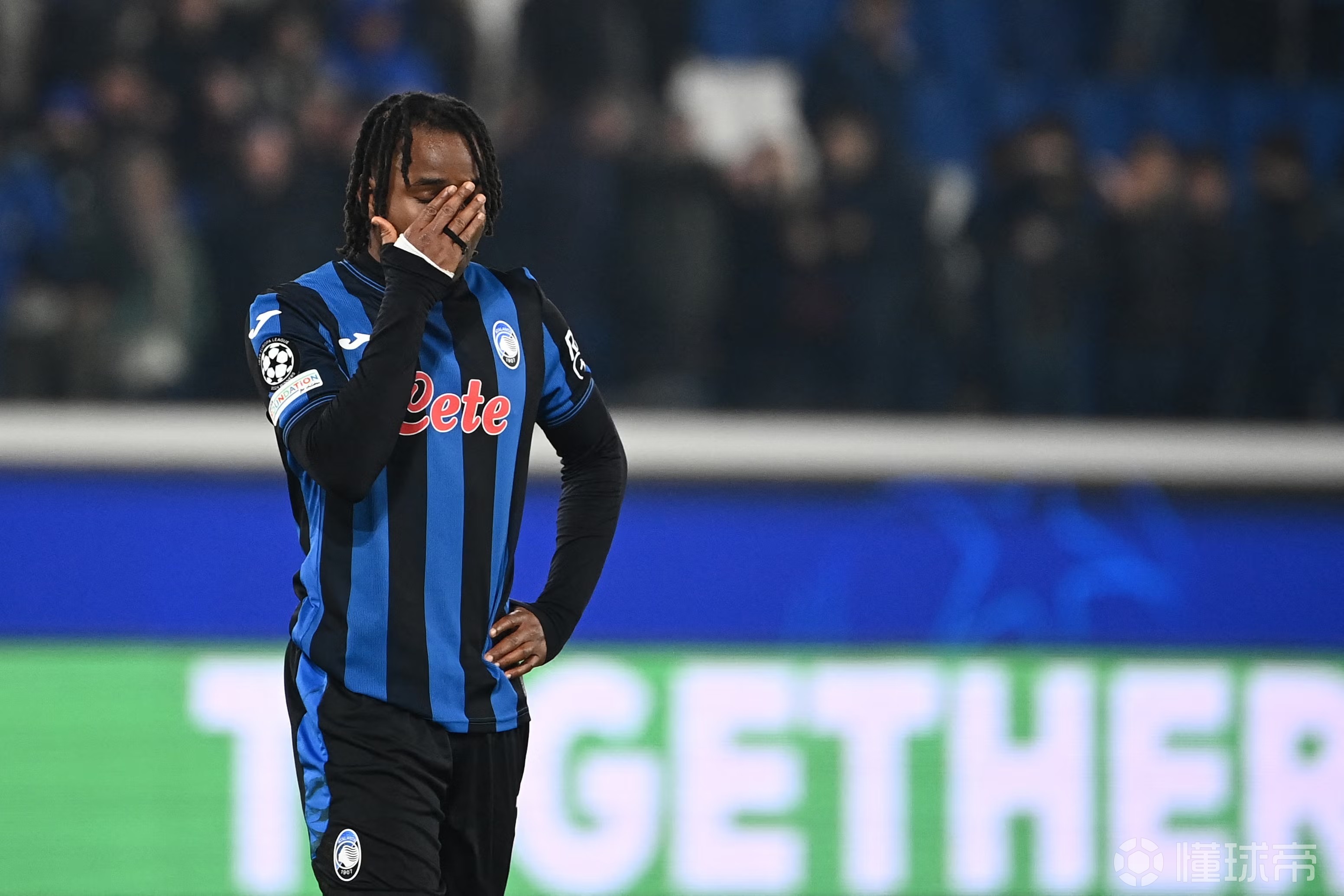 包含意甲赛场纠纷不断，裁判吹罚引发争议的词条