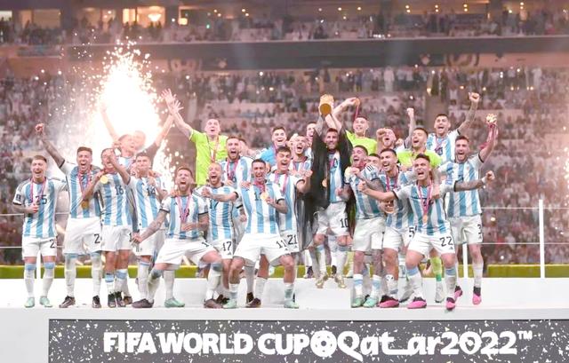 爱游戏在线登录-包含激动人心的足球巅峰赛事拉开帷幕，球员全力拼搏的词条