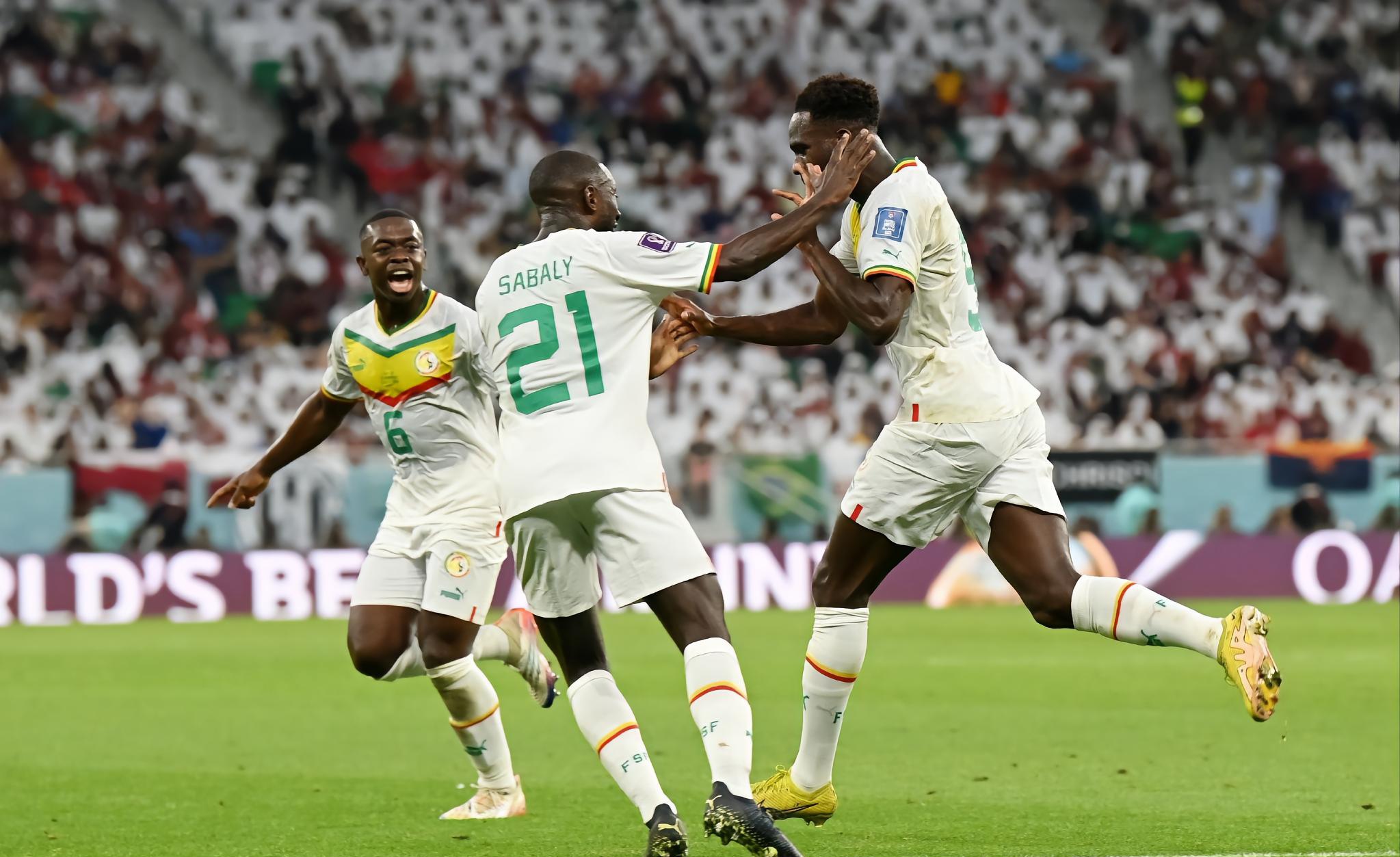 爱游戏登录入口-战术调整带来意想不到的效果，球队取得胜利