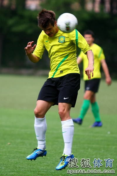 爱游戏官方入口-莱比锡红牛选手备战下场比赛训练艰苦