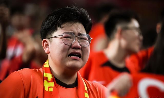 爱游戏在线-防线失守轻松被对手破门让球迷失望落泪的简单介绍