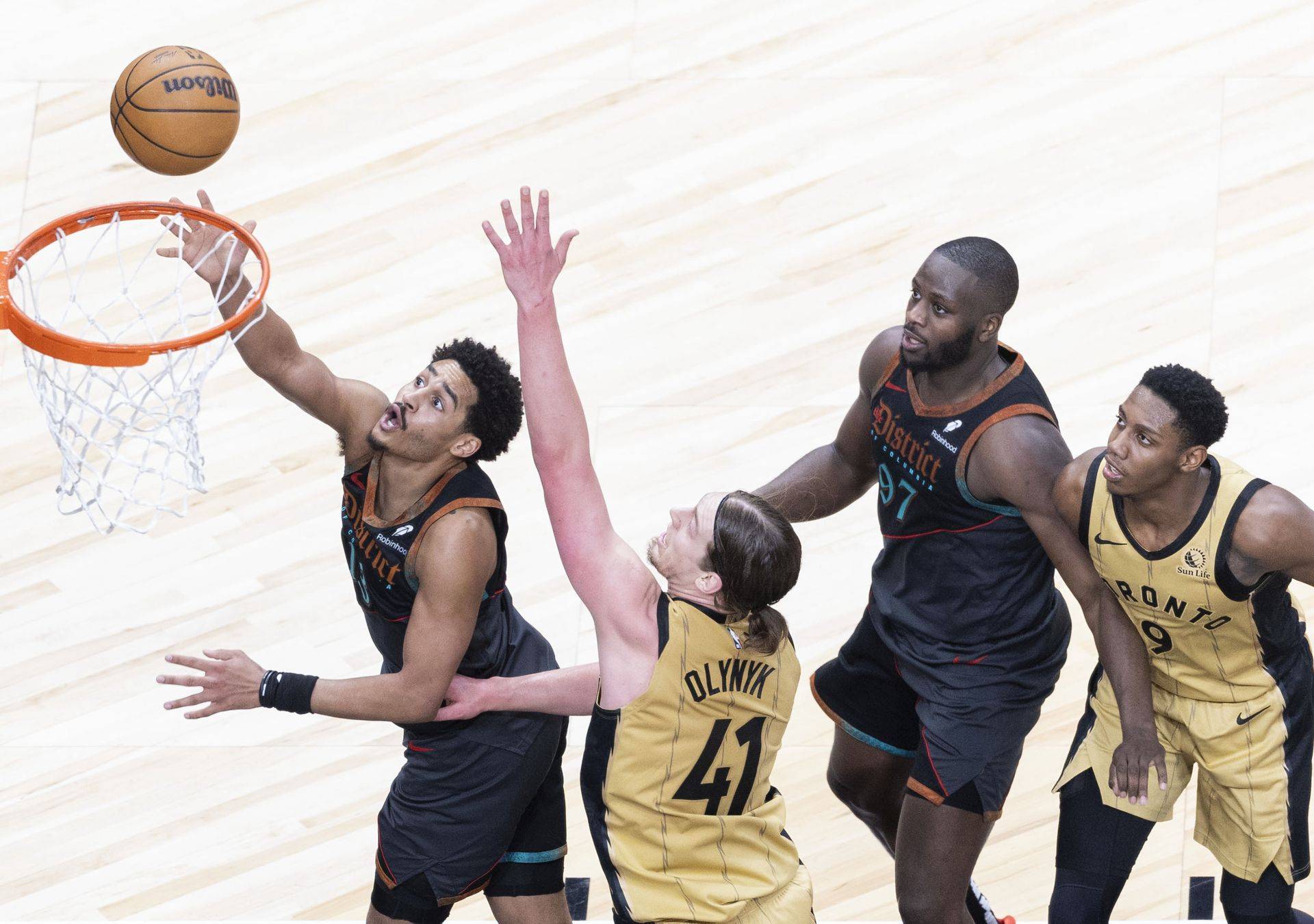 爱游戏在线登录-猛龙队在客场击败独行侠队，以小分优势获胜