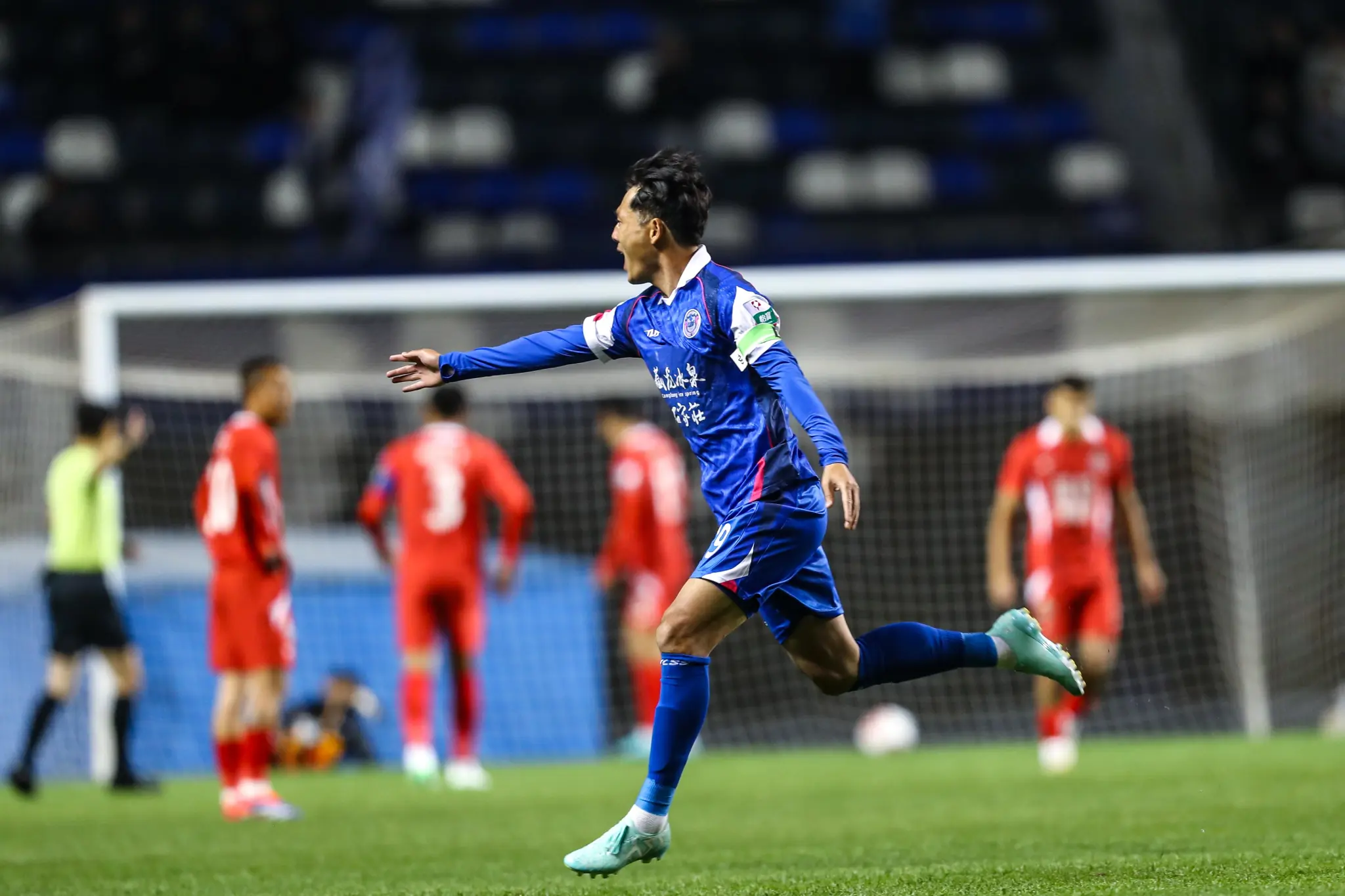 球员们在场上尽展自己的技艺和实力