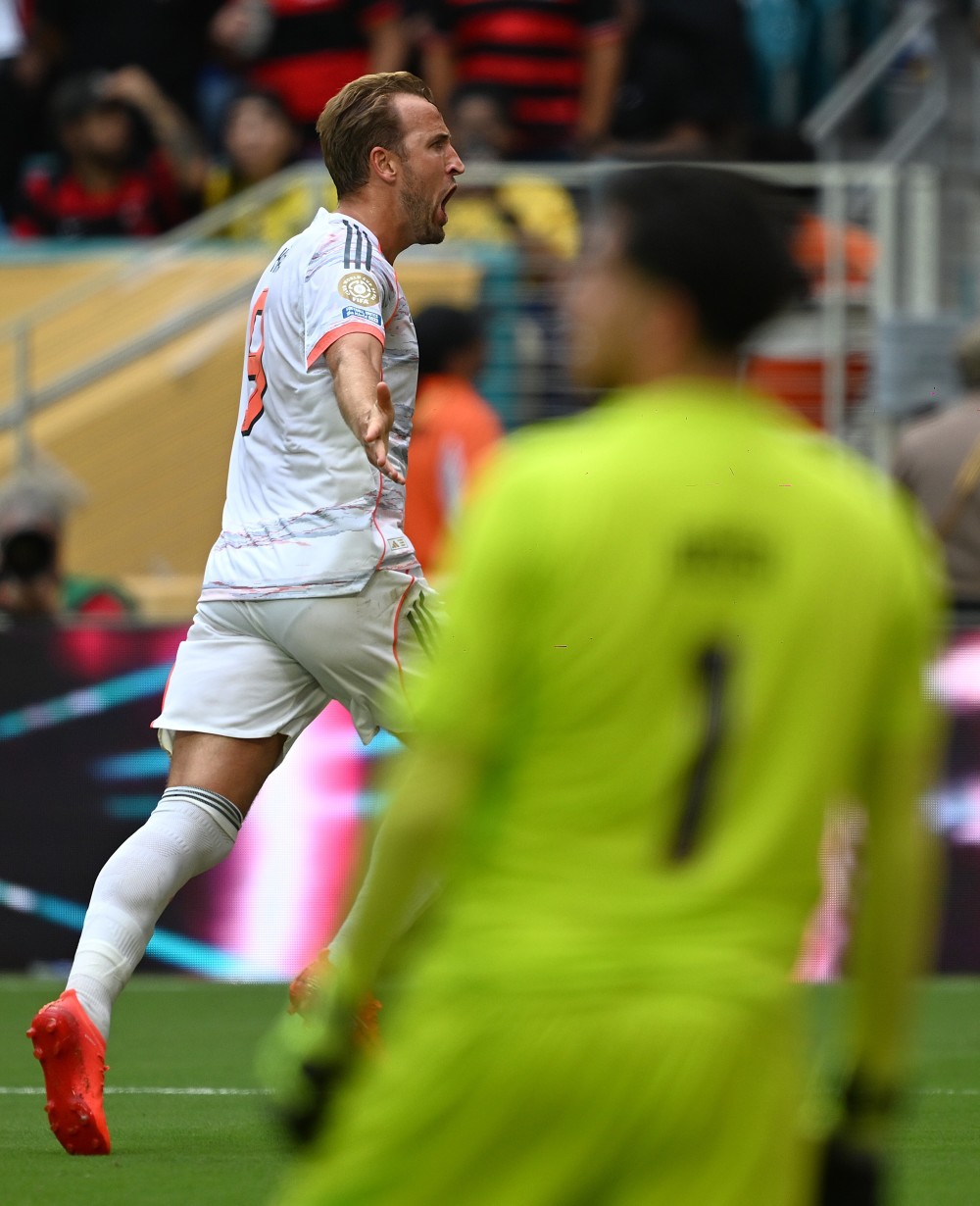 拜仁球员奋力拼抢，保持斗志的简单介绍