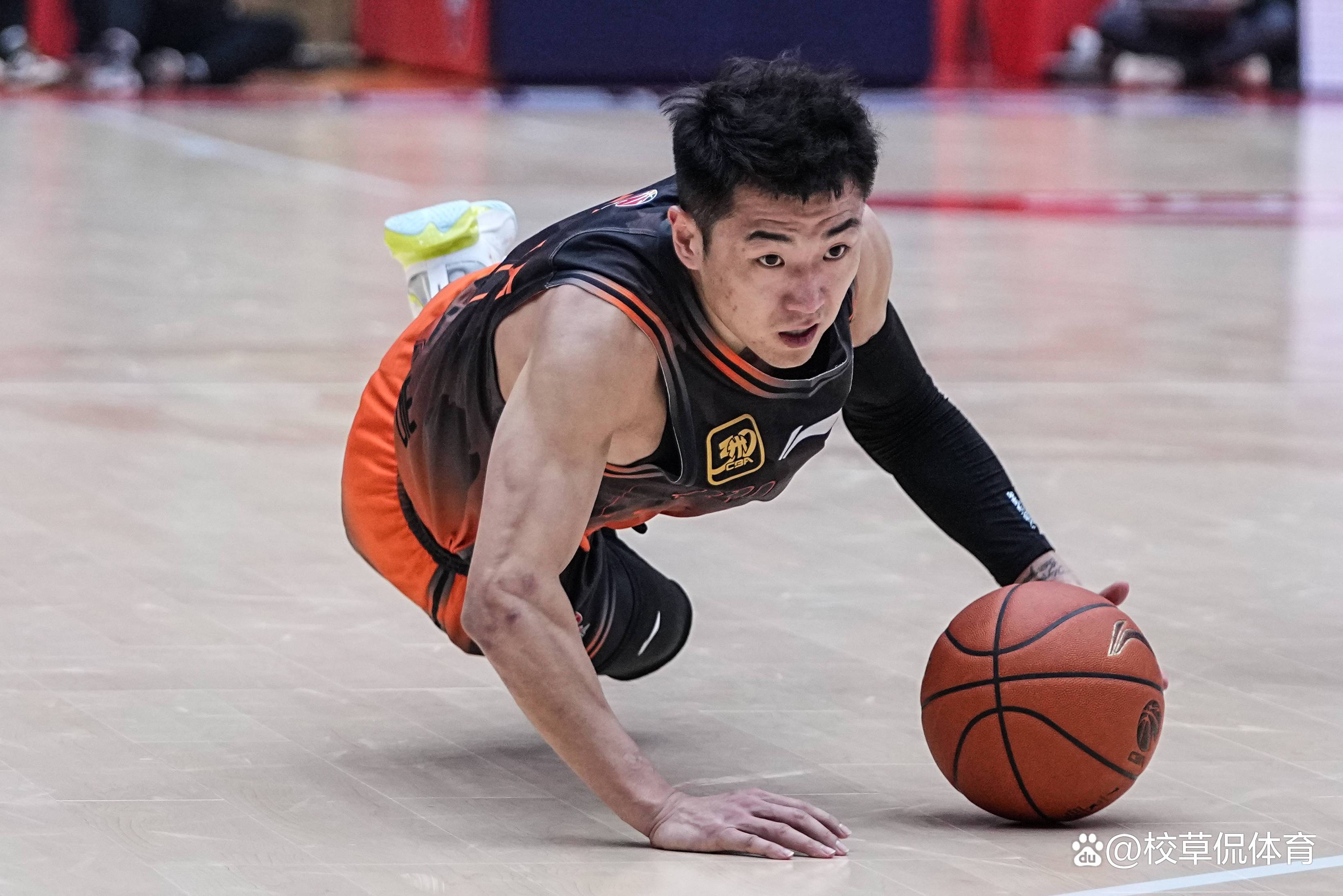 爱游戏官网-包含伤愈复出球员表现出色，重返球场迎回掌声的词条