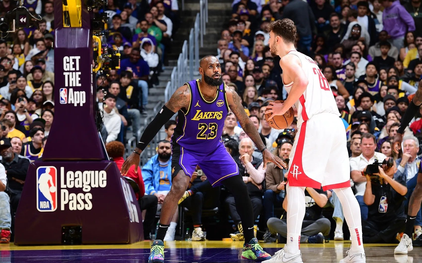 爱游戏入口-火箭惨败湖人，吞下四连败