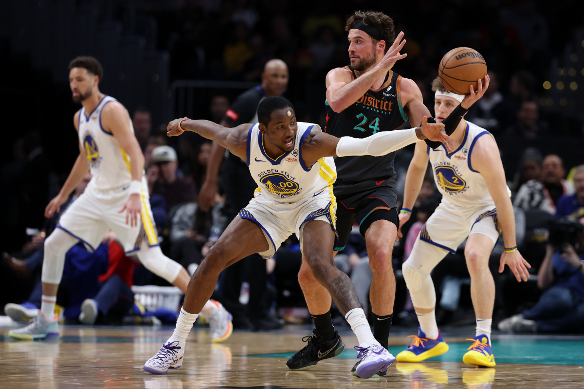 球员奋力拼搏，场面火爆，观众尖叫连连