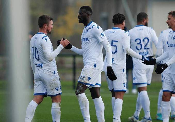 兰斯球员因伤退出比赛，状态不佳