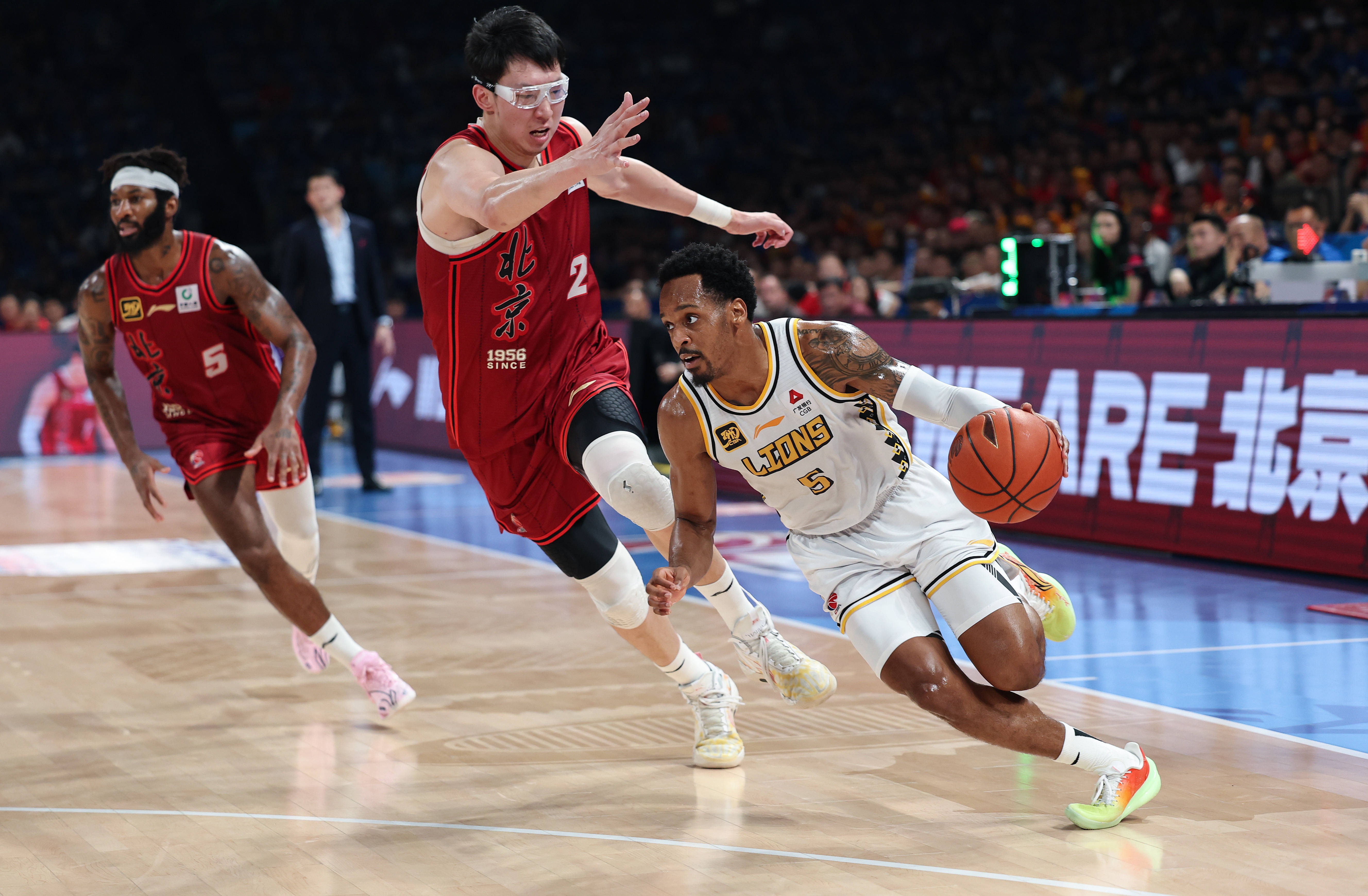 王者归来！篮球比赛中涌现出新领袖！