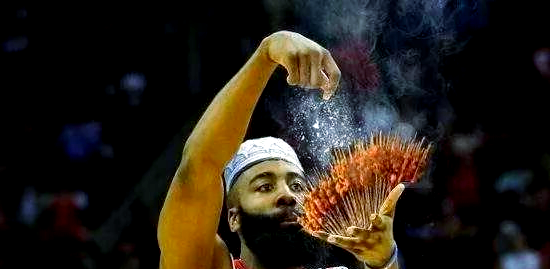 一场激动NBA球员赛后表情丰富，体现团队精神的简单介绍