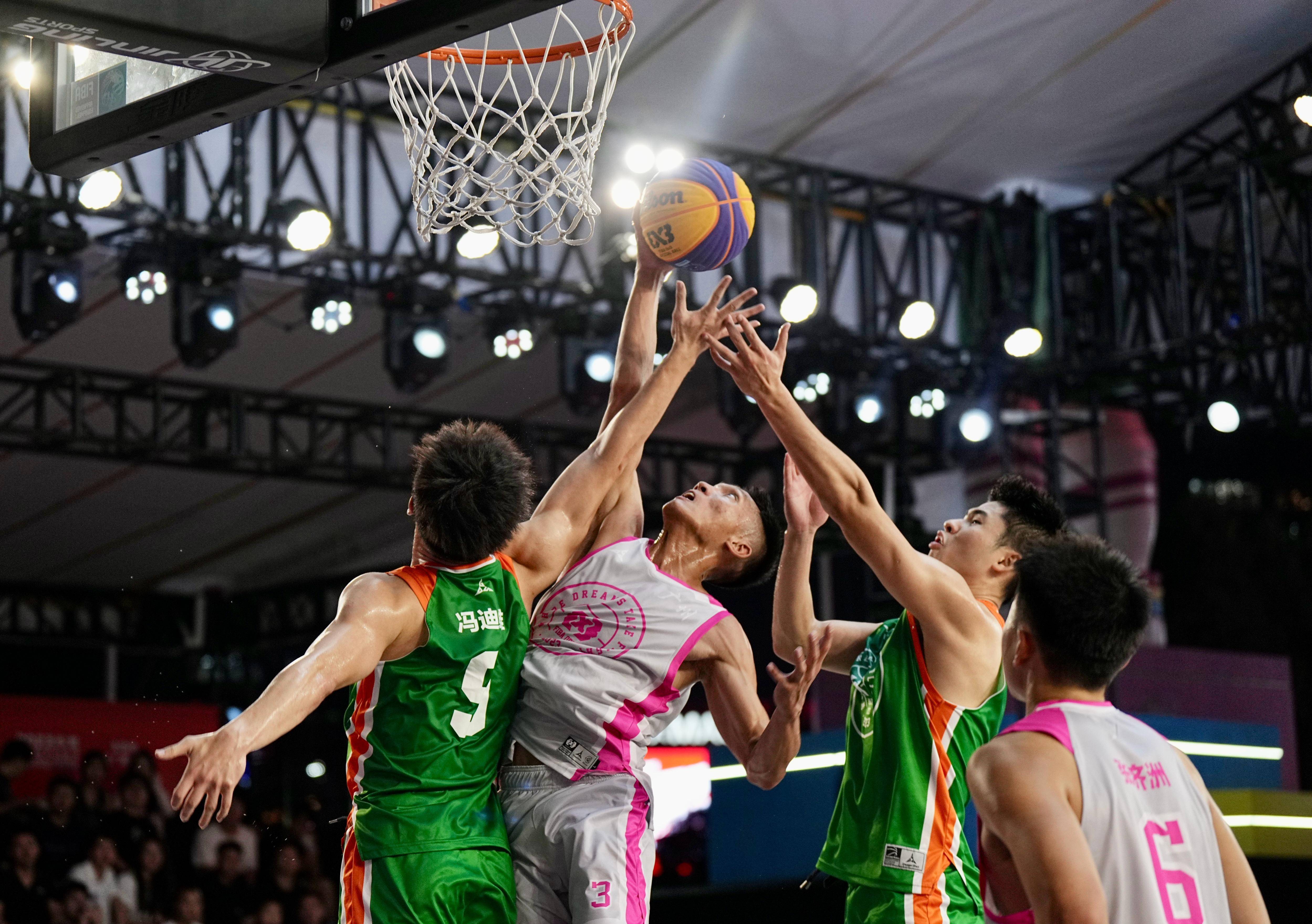 爱游戏app下载-篮球比赛现场出现突发状况，瞬间紧张