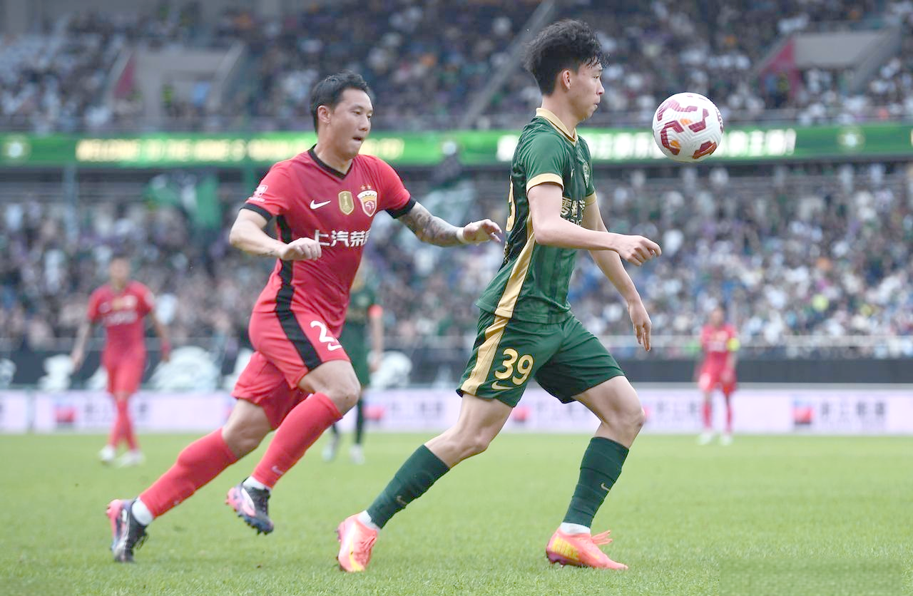 爱游戏体育官网-包含广州富力备战关键战役，中超联赛进入白热化的词条