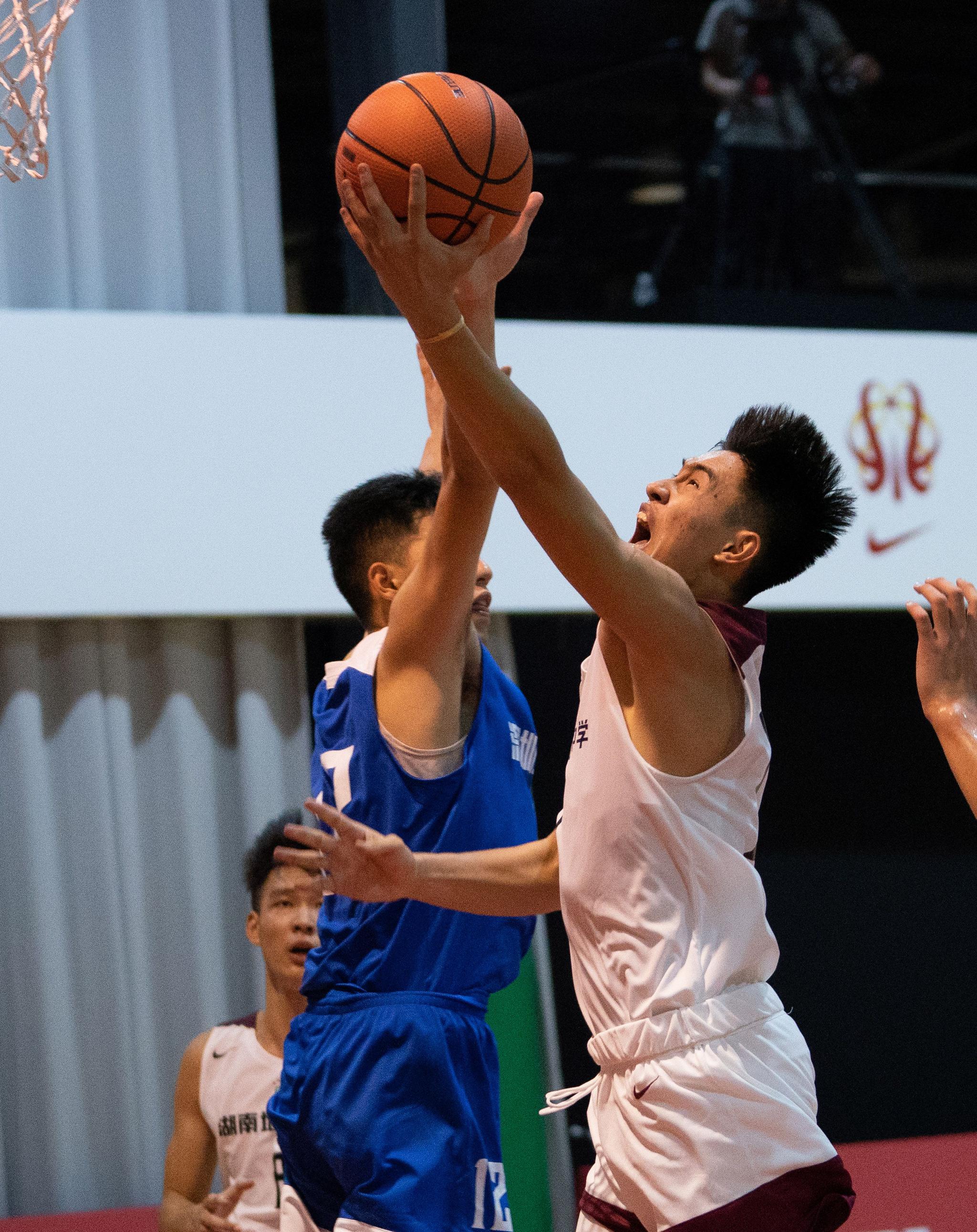 包含高中篮球明星获得签约大学，前途无限的词条