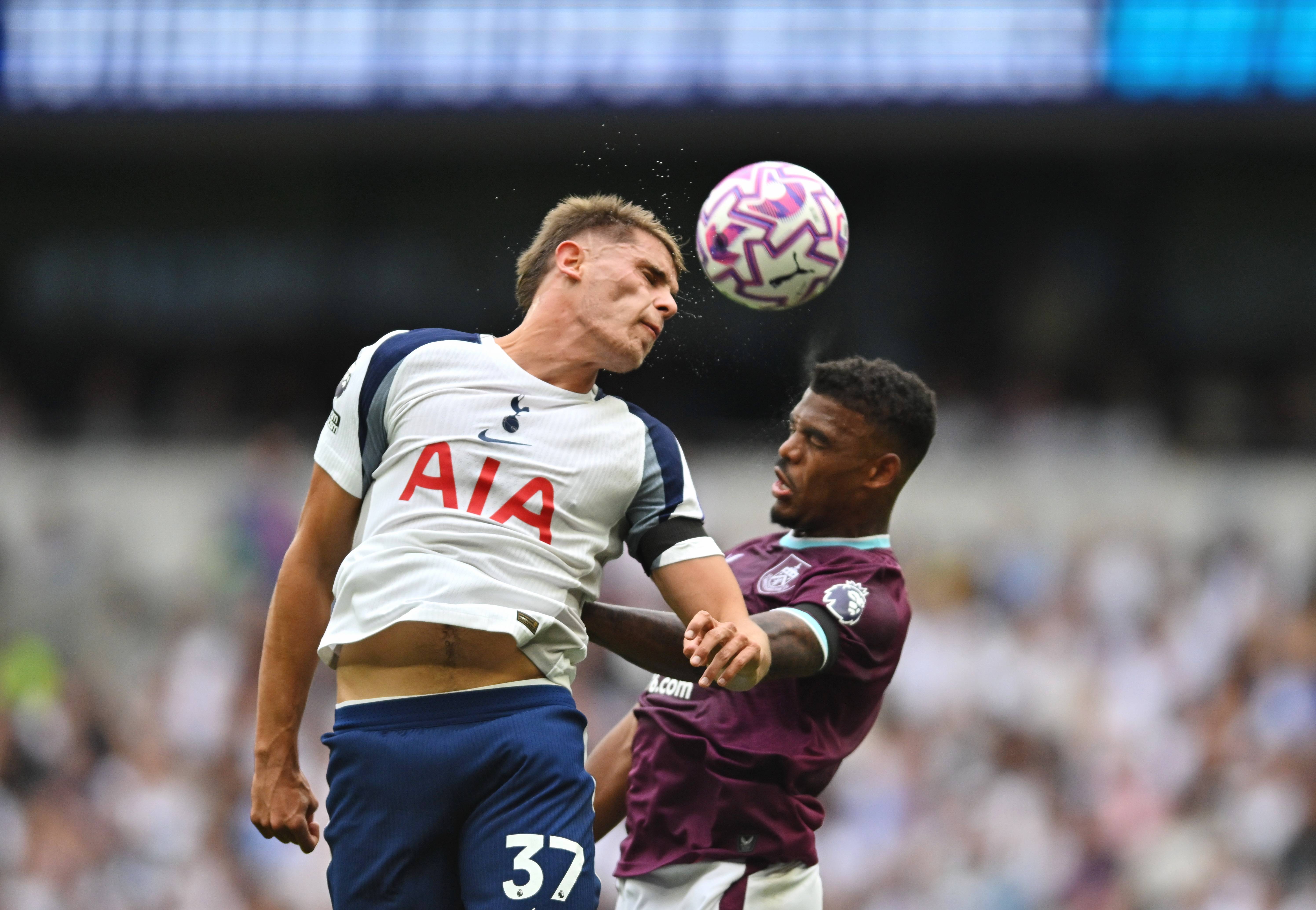 包含热刺大胜阿斯顿维拉，止住两连败颓势的词条